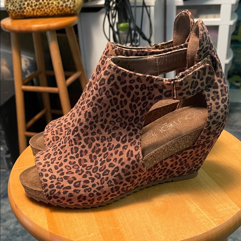 Chic Leopard Print Wedge Sandals